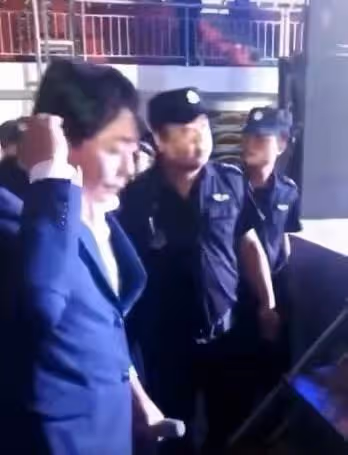 王傑退圈多年曝近照，戴耳環滿頭黑髮宛如回春，久居國外生活愜意
