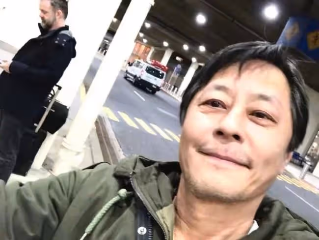 王傑退圈多年曝近照，戴耳環滿頭黑髮宛如回春，久居國外生活愜意
