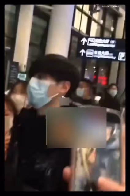 張子楓緋聞男友風波後首現身,在機場大發脾氣,當場黑臉教訓路人