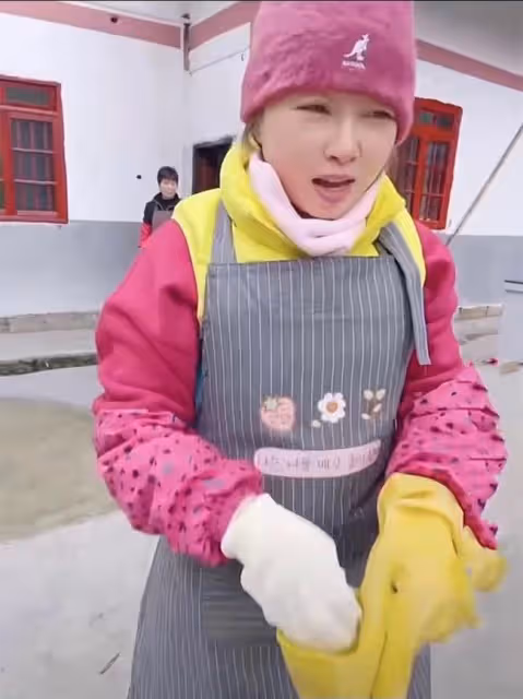 港星劉玉翠現身鄉村生活!親自下地幹活洗菜生柴,打扮簡樸似村婦