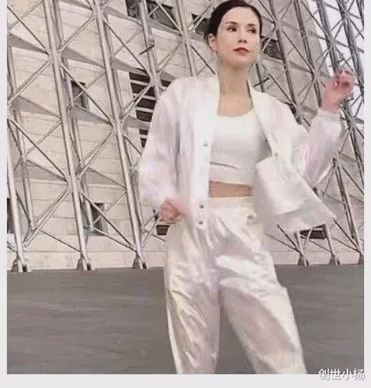 55歲李若彤戶外熱舞,瘦到手上青筋明顯凸出,自嘲手腳不協調