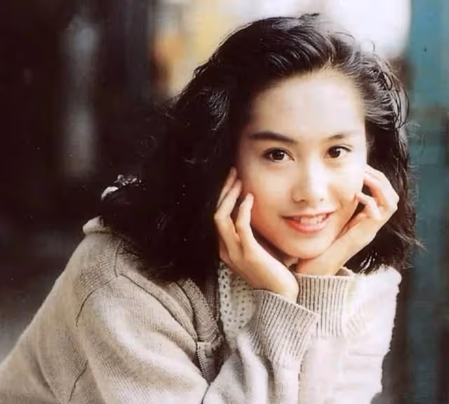 朱茵那麼愛周星馳，為何轉身就嫁給了「窮小子」黃貫中？