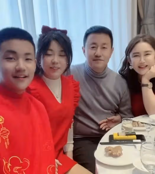 「長貴」王小寶正面回應,雖娶小20歲嬌妻,但並沒有「拋妻棄子」