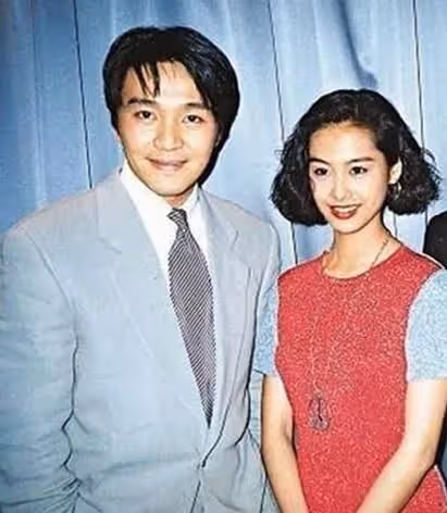 朱茵那麼愛周星馳，為何轉身就嫁給了「窮小子」黃貫中？
