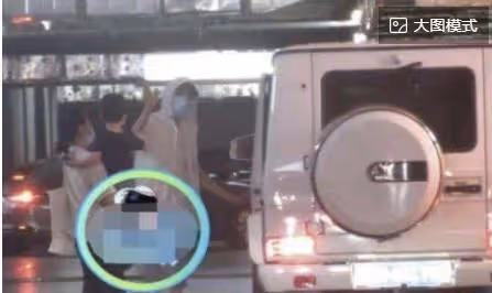葛優一家三口被拍,小61歲兒子首次曝光,卻被妻子的打扮搶了風頭