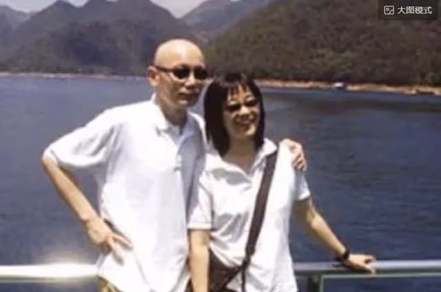 葛優一家三口被拍,小61歲兒子首次曝光,卻被妻子的打扮搶了風頭