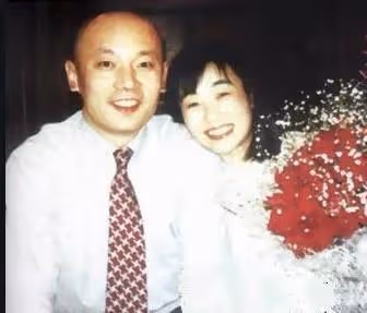 葛優一家三口被拍,小61歲兒子首次曝光,卻被妻子的打扮搶了風頭