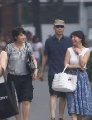葛優一家三口被拍,小61歲兒子首次曝光,卻被妻子的打扮搶了風頭