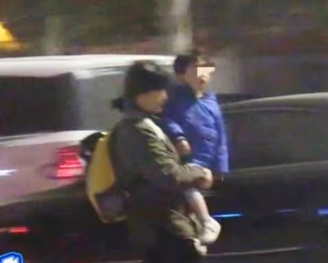 葛優一家三口被拍,小61歲兒子首次曝光,卻被妻子的打扮搶了風頭