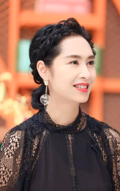 朱茵那麼愛周星馳，為何轉身就嫁給了「窮小子」黃貫中？
