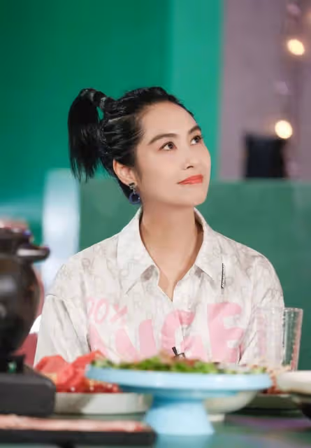 朱茵那麼愛周星馳，為何轉身就嫁給了「窮小子」黃貫中？