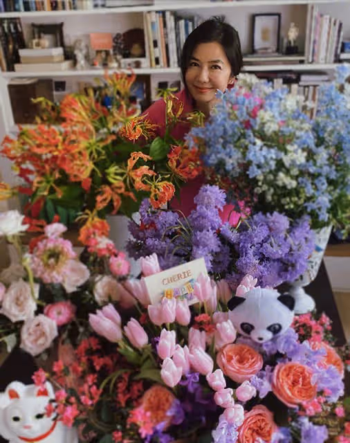 鍾楚紅62歲生日,收一桌子鮮花心情好,身家上億喪夫後單身15年
