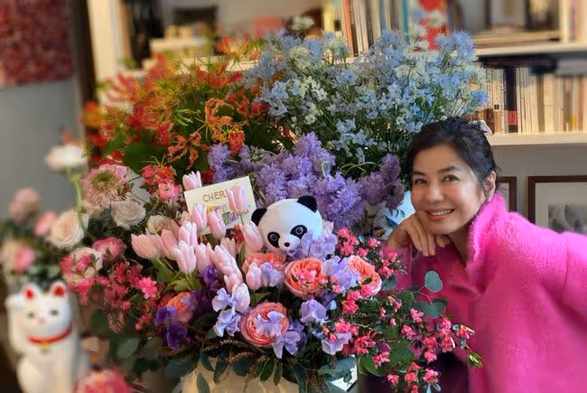 鍾楚紅62歲生日,收一桌子鮮花心情好,身家上億喪夫後單身15年