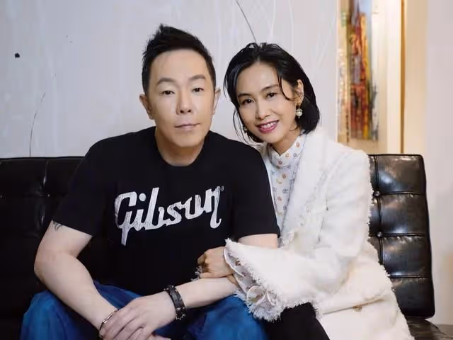 朱茵那麼愛周星馳，為何轉身就嫁給了「窮小子」黃貫中？