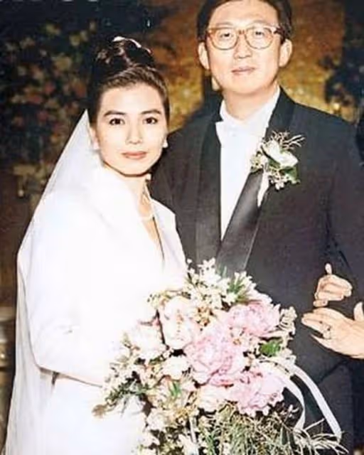 鍾楚紅62歲生日,收一桌子鮮花心情好,身家上億喪夫後單身15年