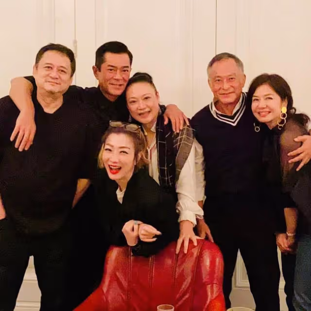 鍾楚紅62歲生日，收一桌子鮮花心情好，身家上億喪夫後單身15年