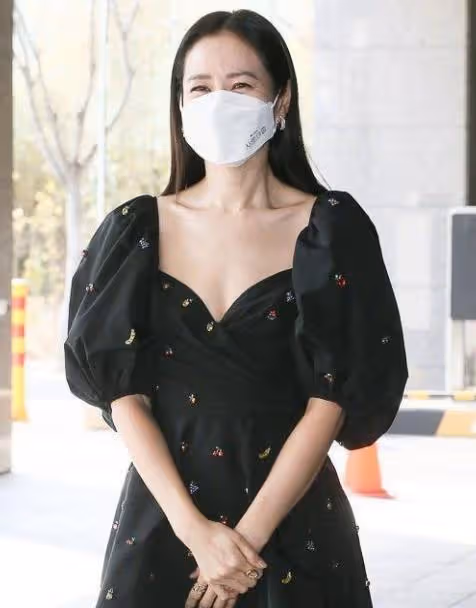 孫藝珍婚前亮相豐滿迷人,手捧臉笑靨如花,韓媒:連風都在嫉妒