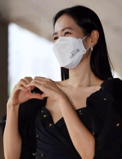 孫藝珍婚前亮相豐滿迷人,手捧臉笑靨如花,韓媒:連風都在嫉妒