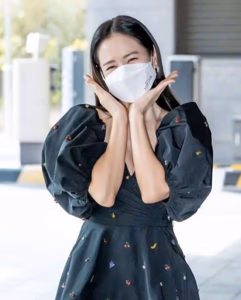 孫藝珍婚前亮相豐滿迷人,手捧臉笑靨如花,韓媒:連風都在嫉妒