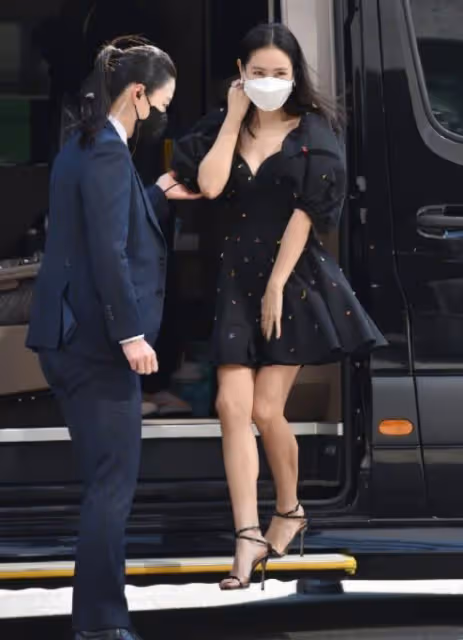孫藝珍婚前亮相豐滿迷人,手捧臉笑靨如花,韓媒:連風都在嫉妒
