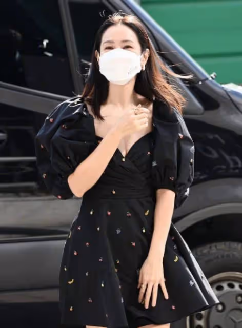 孫藝珍婚前亮相豐滿迷人,手捧臉笑靨如花,韓媒:連風都在嫉妒