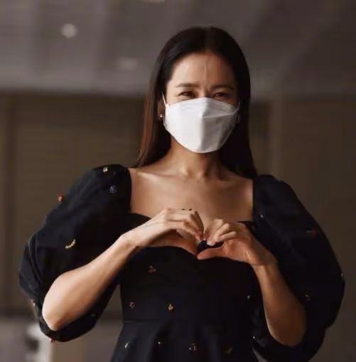 孫藝珍婚前亮相豐滿迷人,手捧臉笑靨如花,韓媒:連風都在嫉妒