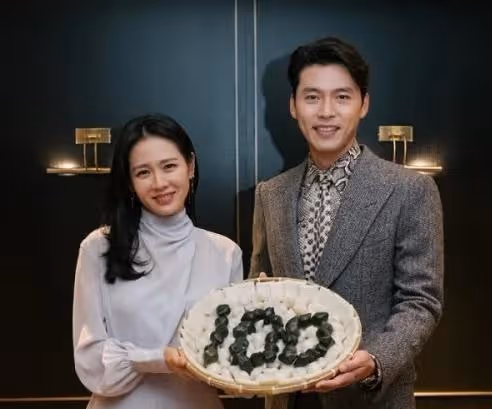 孫藝珍婚前亮相豐滿迷人，手捧臉笑靨如花，韓媒：連風都在嫉妒