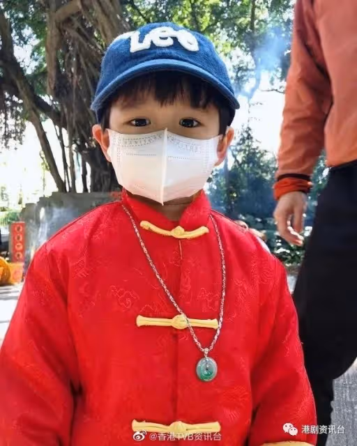 胡杏兒跟足傳統紅噹噹!單文柔為女打疫苗唔敢輕舉妄動