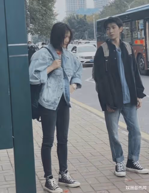 王源任敏《燦爛燦爛》路透曝光,穿校服牽手,氛圍感十足