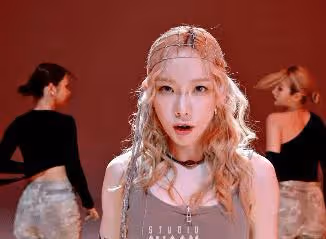 權志龍-JENNIE戀愛新證據;GFRIEND重組後拿1位!