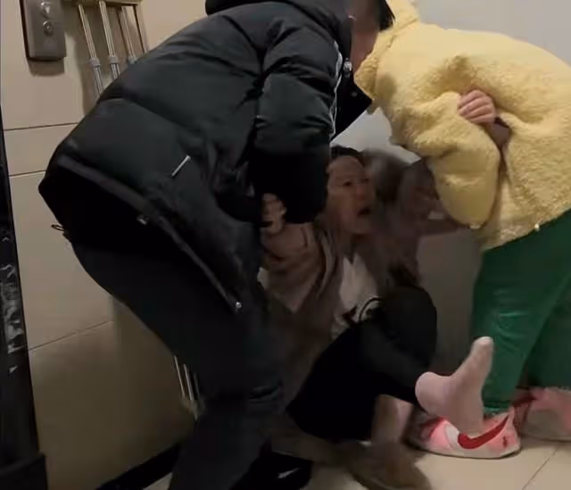 草帽姐找親家母撒潑!坐地上蹬腿大叫,讓兒媳生二胎至今不給彩禮