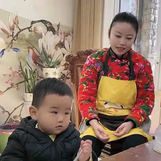 草帽姐找親家母撒潑!坐地上蹬腿大叫,讓兒媳生二胎至今不給彩禮