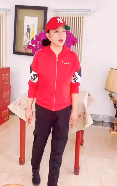 69歲劉曉慶仍不服老，塗大紅唇妝容精緻似芭比，唱歌上氣不接下氣
