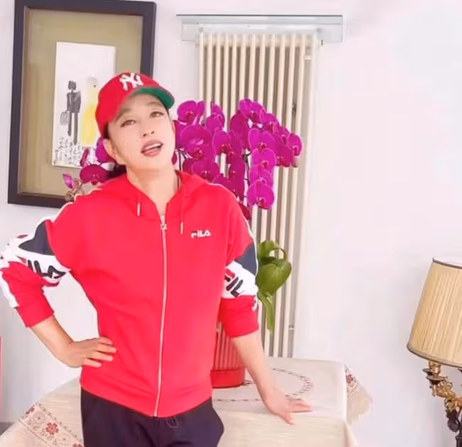 69歲劉曉慶仍不服老，塗大紅唇妝容精緻似芭比，唱歌上氣不接下氣