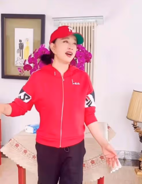69歲劉曉慶仍不服老，塗大紅唇妝容精緻似芭比，唱歌上氣不接下氣