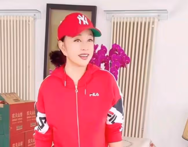 69歲劉曉慶仍不服老，塗大紅唇妝容精緻似芭比，唱歌上氣不接下氣