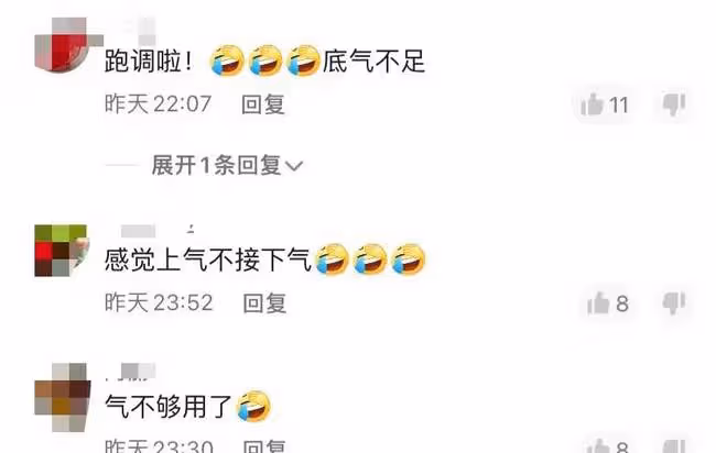 69歲劉曉慶仍不服老，塗大紅唇妝容精緻似芭比，唱歌上氣不接下氣