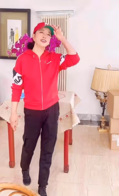 69歲劉曉慶仍不服老,塗大紅唇妝容精緻似芭比,唱歌上氣不接下氣