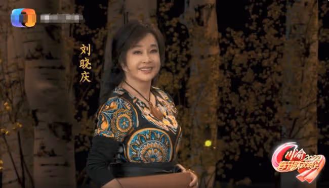 69歲劉曉慶仍不服老,塗大紅唇妝容精緻似芭比,唱歌上氣不接下氣