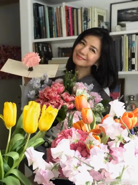 62歲鍾楚紅曬慶生照,連續四年收滿桌鮮花,越活越年輕疑有新戀情