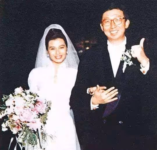 62歲鍾楚紅曬慶生照,連續四年收滿桌鮮花,越活越年輕疑有新戀情