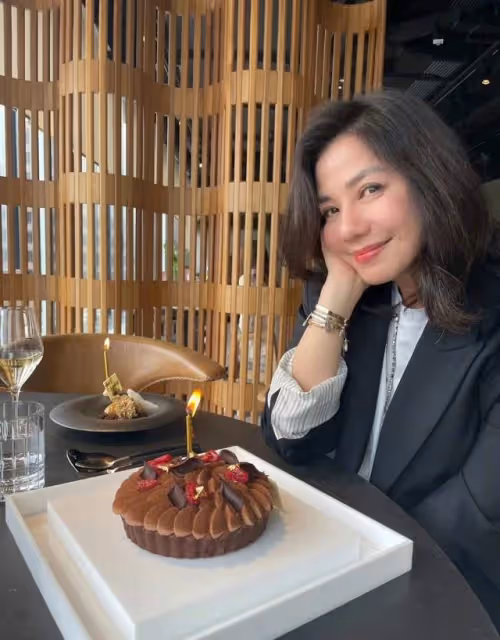 62歲鍾楚紅曬慶生照,連續四年收滿桌鮮花,越活越年輕疑有新戀情