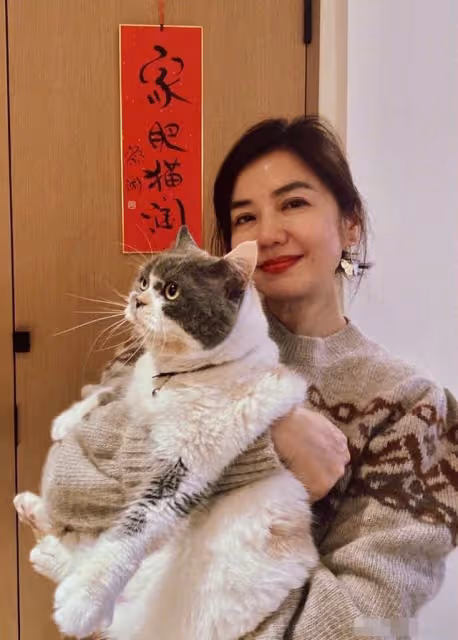 62歲鍾楚紅曬慶生照,連續四年收滿桌鮮花,越活越年輕疑有新戀情