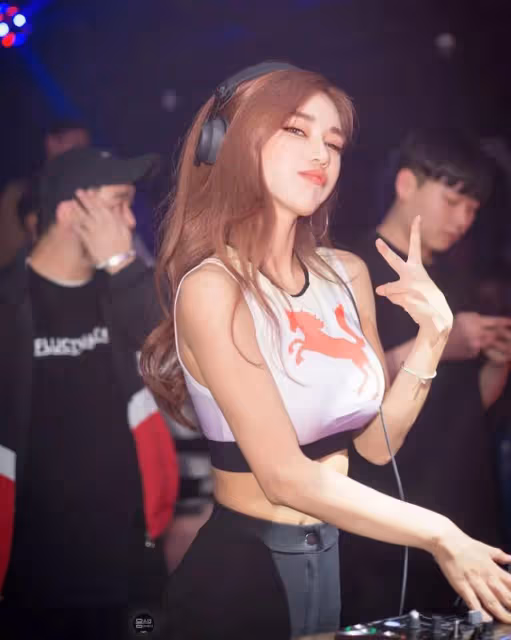 她37歲踏進「夜店」成為最火女DJ,網友都在饞她的身子!