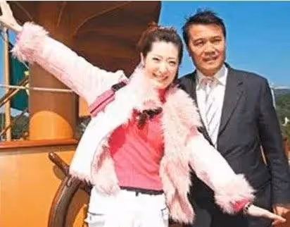 親爸車禍身亡後，她和親媽患癌…沒想到大美人這麼慘