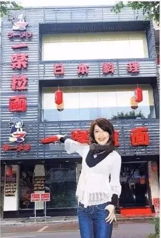 親爸車禍身亡後,她和親媽患癌…沒想到大美人這麼慘