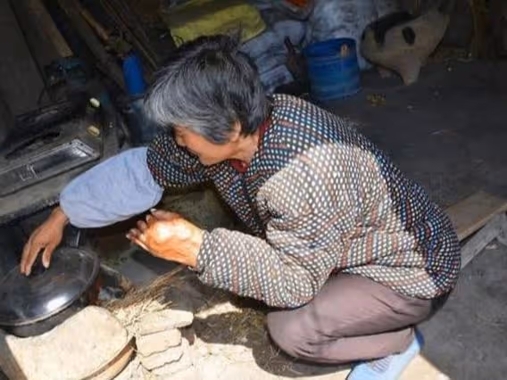 岳父車禍去世賠了50萬,小舅子獨占這筆錢,如今岳母要我給養老費