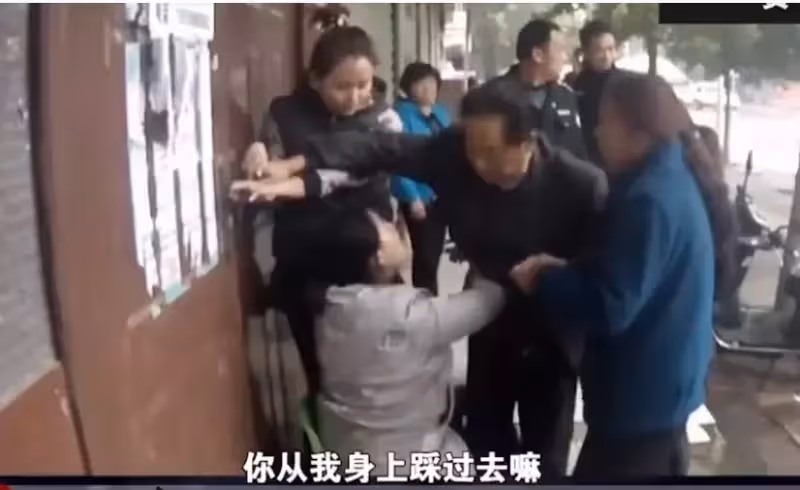 因為一個櫃子!孫女被「爺爺親手」送進監獄 她出來後報復「堵家門」不讓公進:警察也無法