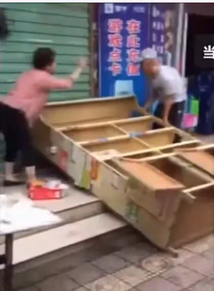 因為一個櫃子!孫女被「爺爺親手」送進監獄 她出來後報復「堵家門」不讓公進:警察也無法