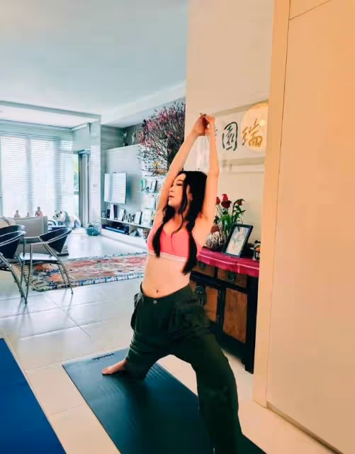 55歲溫碧霞秀高難度瑜伽，扎雙馬尾疑穿老公西褲，挺大肚不見腰身